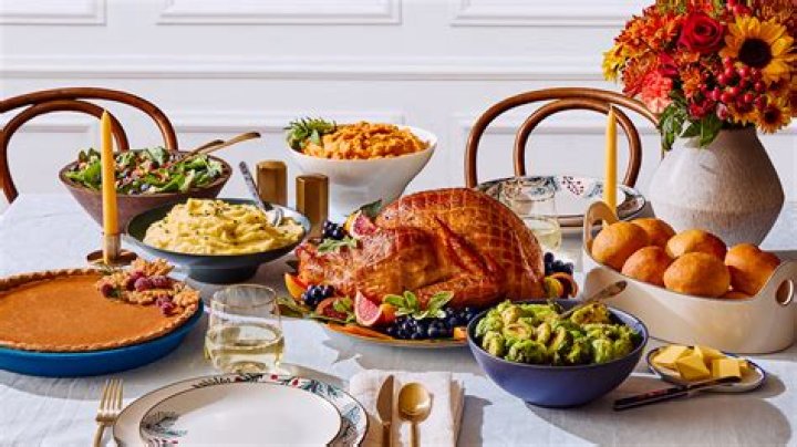 7 Signs You’re the Regina George of Your Family’s Thanksgiving Dinner!