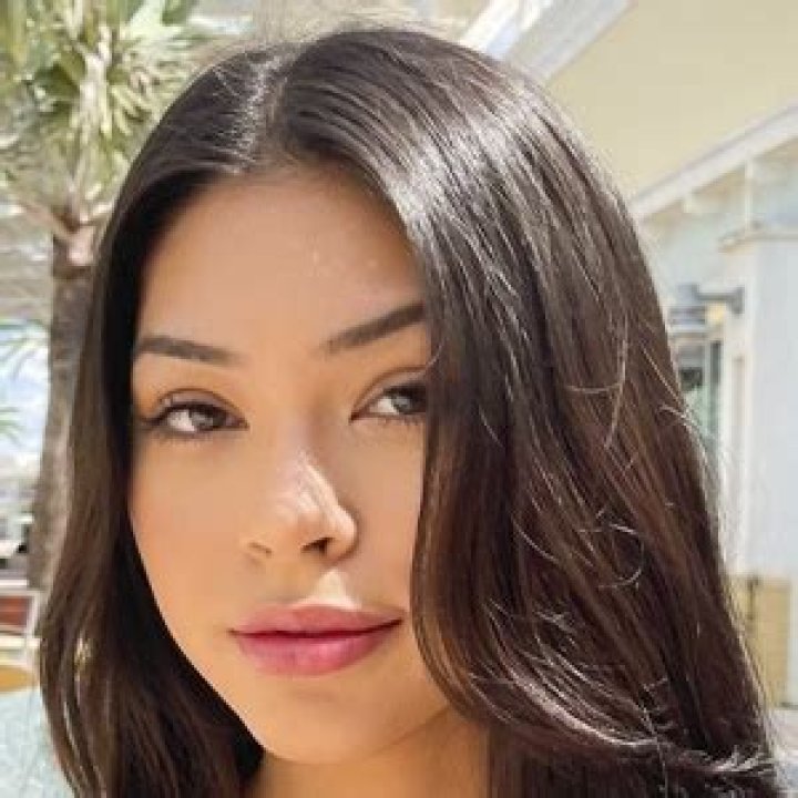 Aishah Sofey (Instagram Star) - Age, Birthday, Bio, Facts, Family, Net Worth, Height & More