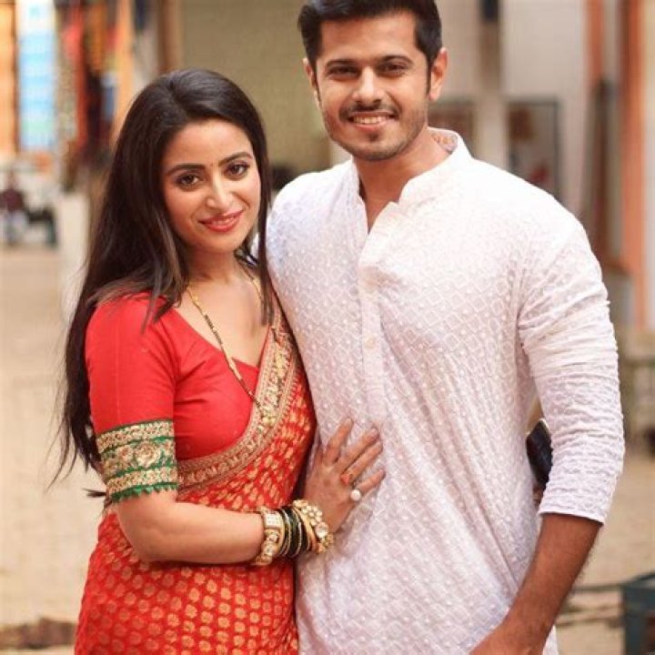 Aishwarya Sharma Bio, Age, Height, Family, Salary & Boyfriend