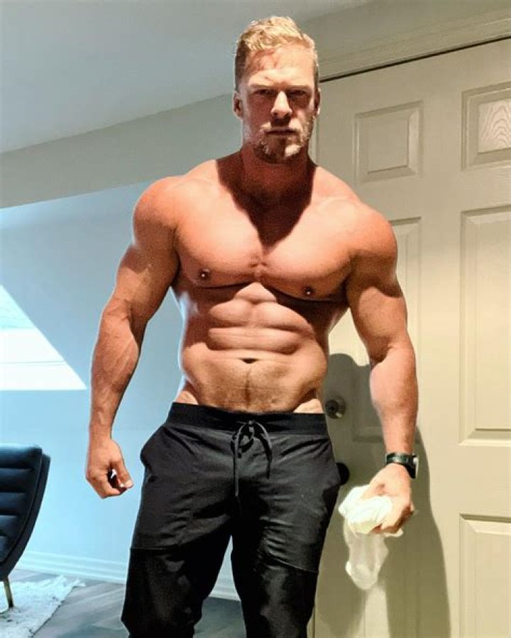 Alan Ritchson: Exploring His Height and Weight