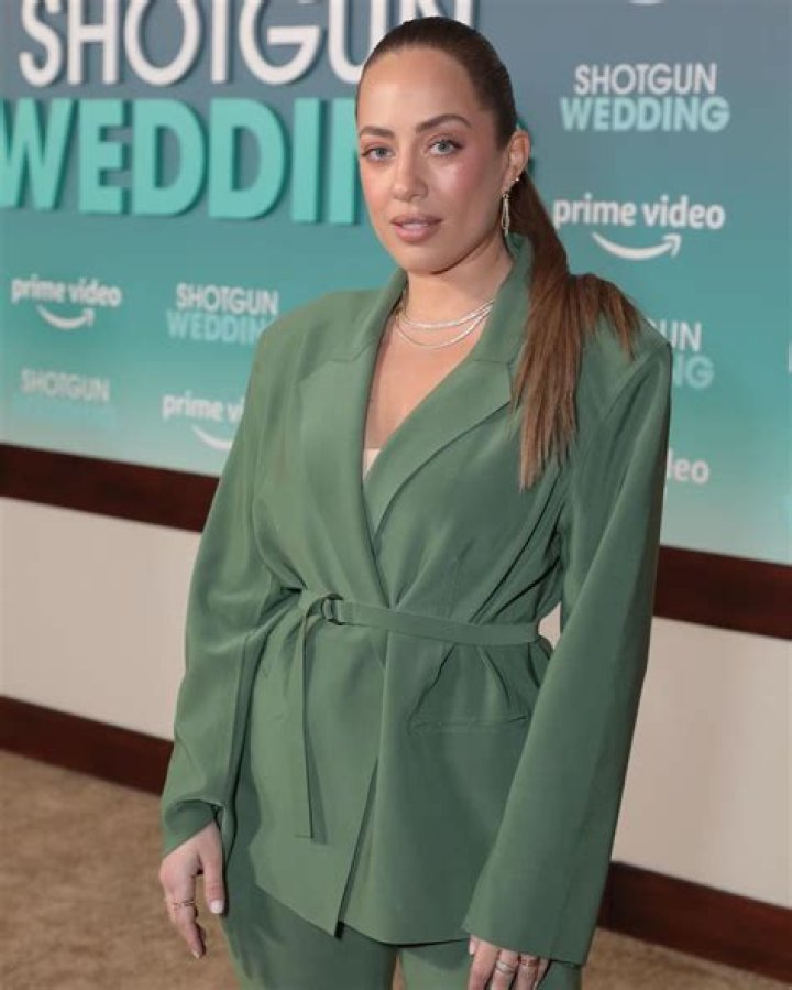 Amanda Hirsch (Instagram Star) - Age, Birthday, Bio, Facts, Family, Net Worth, Height & More