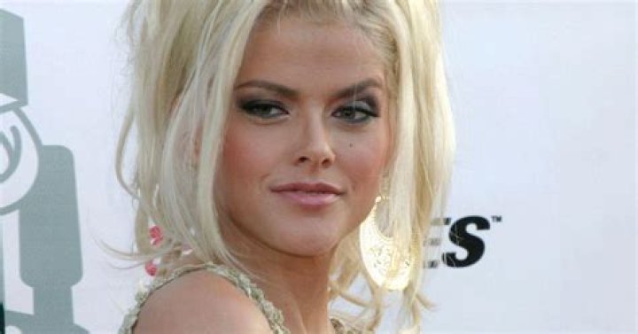 Anna Nicole Smith (Reality Star) - Age, Birthday, Bio, Facts, Family, Net Worth, Height & More