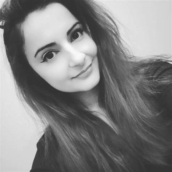 Annie Fuchsia (Twitch Star) - Age, Birthday, Bio, Facts, Family, Net Worth, Height & More