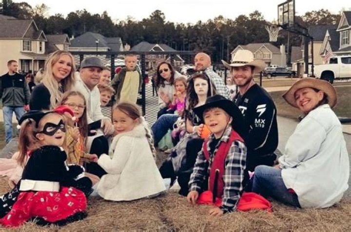 Ashley Mixon (TikTok Star) - Age, Birthday, Bio, Facts, Family, Net Worth, Height & More