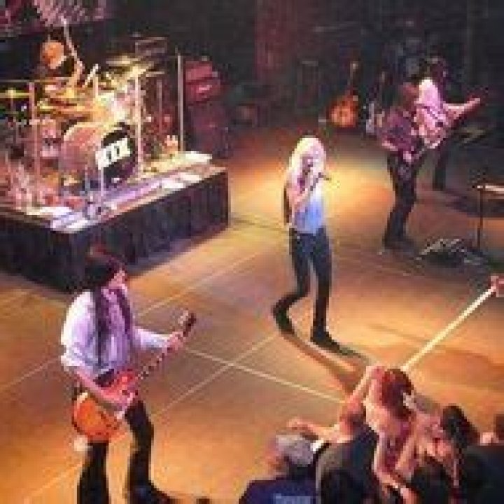 Brad Divens (Guitarist) - Age, Birthday, Bio, Facts, Family, Net Worth, Height & More