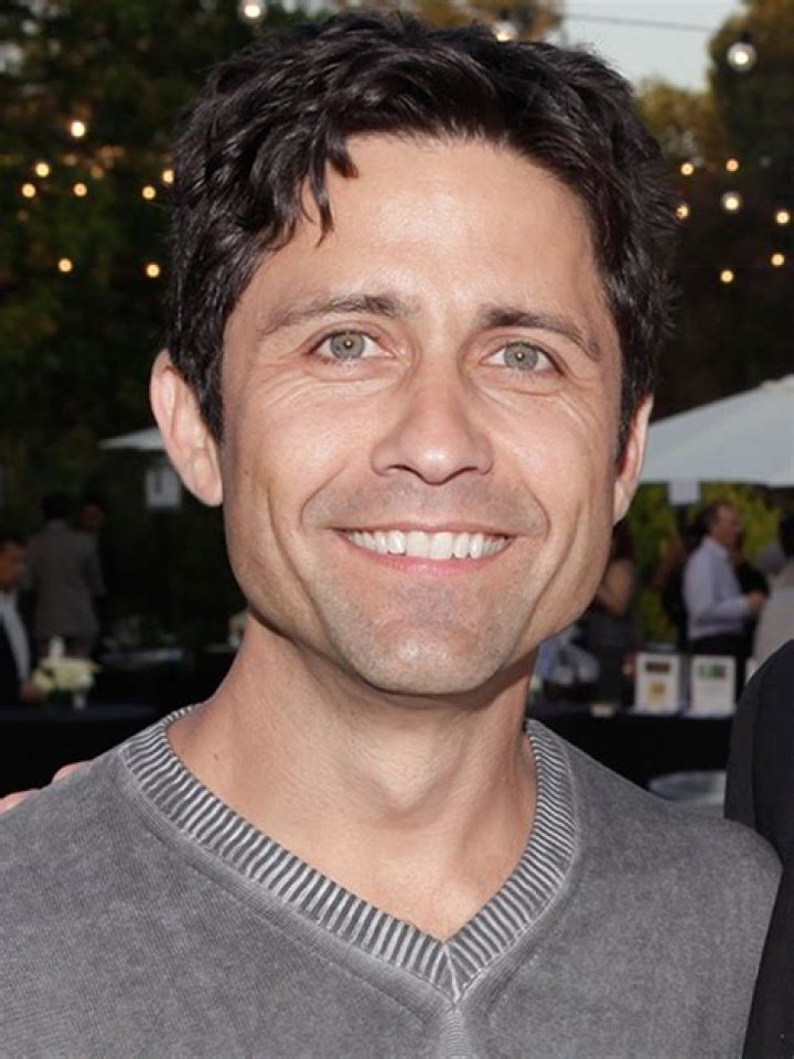 Byron Thames (TV Actor) - Age, Birthday, Bio, Facts, Family, Net Worth, Height & More