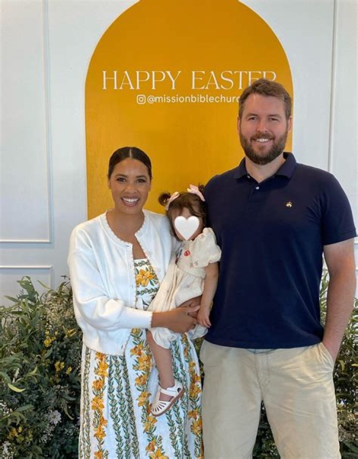 Courtney Bryant (FOX 5) Bio, Wiki, Age, Birthday, Height, Parents, Sister, Ethnicity, Nationality, Wedding, Husband, KMOV, Salary and Net Worth