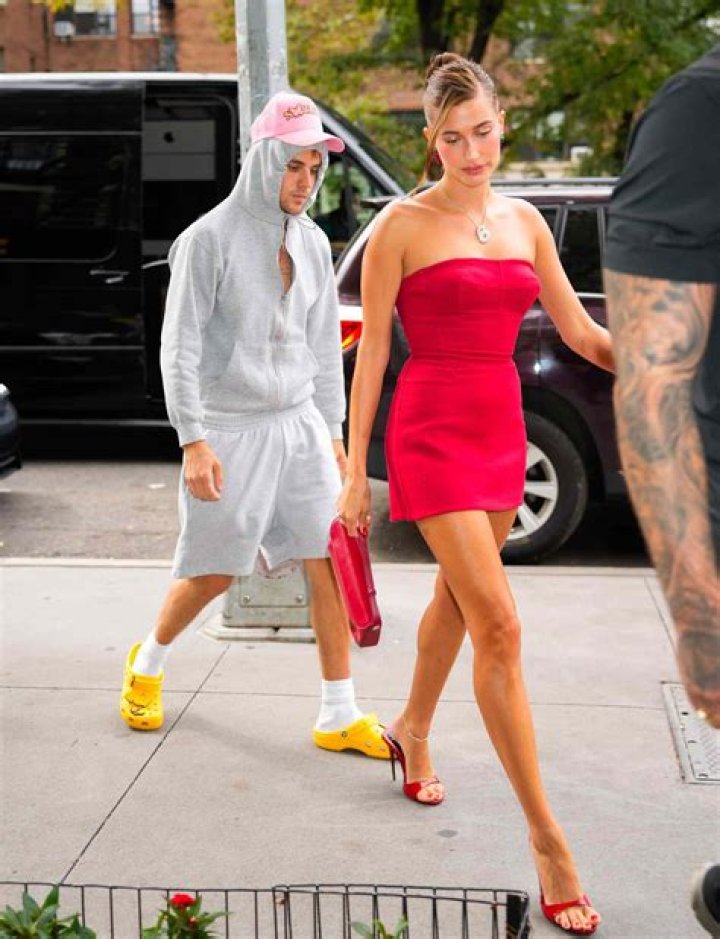 CutiesJustin And Hailey Bieber Take ‘Newlyweds’ To A New Level In Matching Pink Outfits