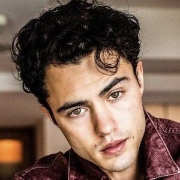 Darren Barnet (TV Actor) - Age, Birthday, Bio, Facts, Family, Net Worth, Height & More
