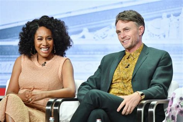 Dè as fhiach Wilson Bethel?