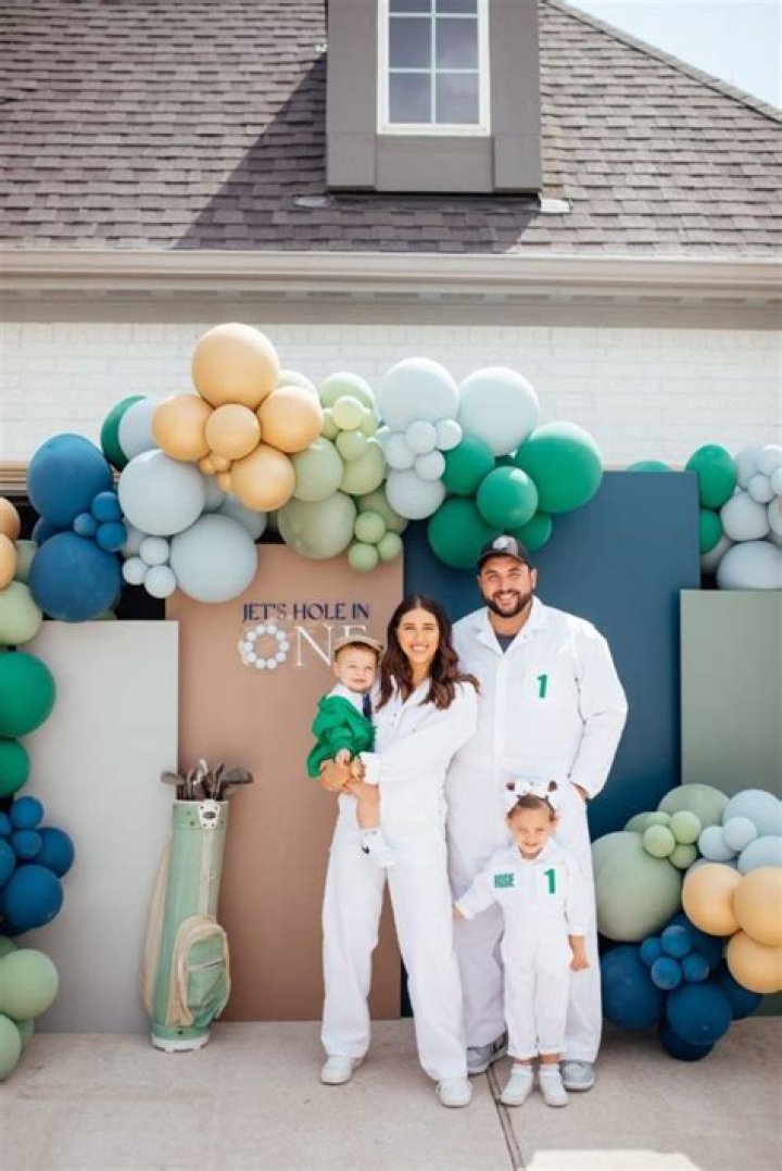 Dede Raad (Blogger) - Age, Birthday, Bio, Facts, Family, Net Worth, Height & More