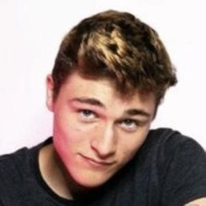 DennisASMR (YouTube Star) - Age, Birthday, Bio, Facts, Family, Net Worth, Height & More