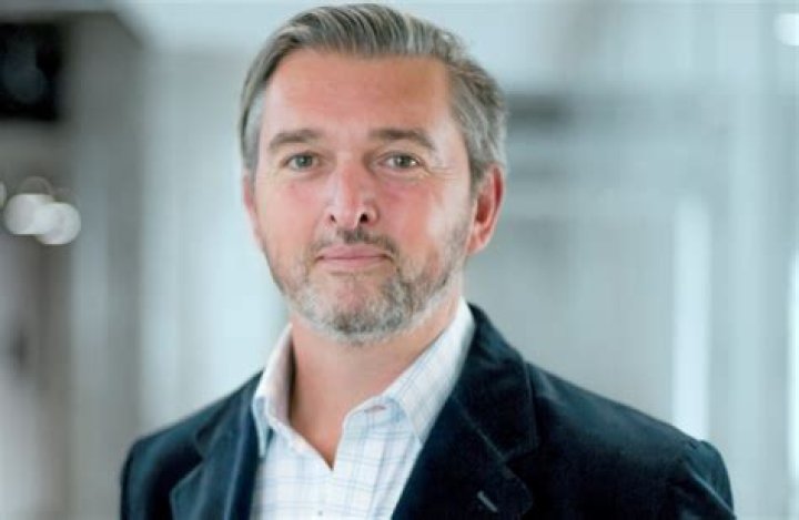 Dickson Poon (Business Executive) - Age, Birthday, Bio, Facts, Family, Net Worth, Height & More