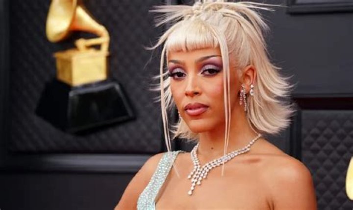 Doja Cat Hits Grammys With Bold New Look, Fans Question Her Choices