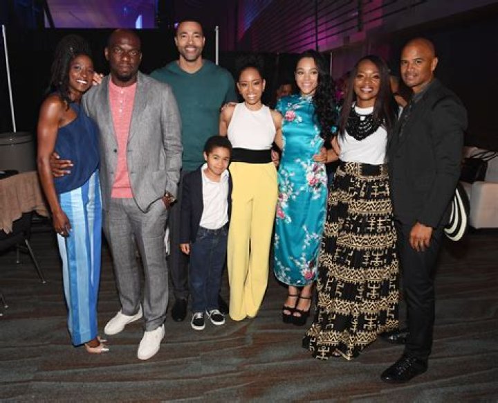 Dondre Whitfield (TV Actor) - Age, Birthday, Bio, Facts, Family, Net Worth, Height & More