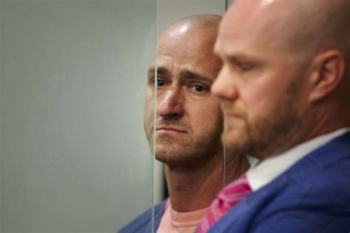 Drake Tries To Shut Down Conspiracy Theories After Finding "Illuminating" Body Wash In His Hotel