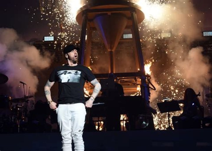 Eminem Improves His Selfie Game With A Smokey Robinson Cameo