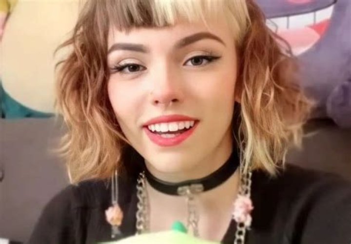 Emma Langevin (TikTok Star) - Age, Birthday, Bio, Facts, Family, Net Worth, Height & More