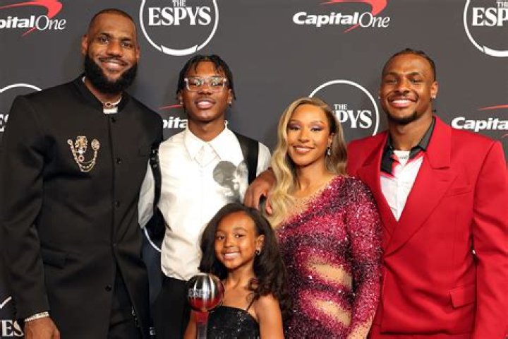 ¿Es la familia de LeBron en Space Jam? – Celebrity.fm