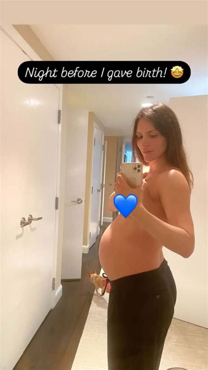 Fake NewsIvanka Trump Trolls Followers With Throwback Pregnancy Photo