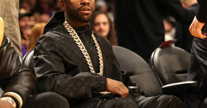 Floyd Mayweather Flexes Line Of Strippers Waiting To Dance For Him: Watch