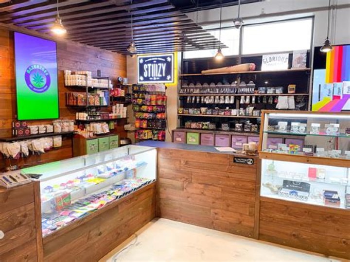 Genius Girl Scout Set up Shop Outside a Weed Dispensary, but May Have Broken the Rules
