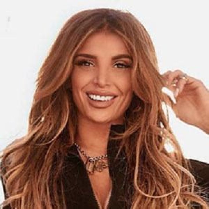 Hana Giraldo (Entrepreneur) - Age, Birthday, Bio, Facts, Family, Net Worth, Height & More