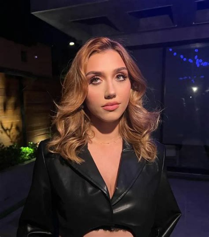 Hannah Mrozak (Pop Singer) - Age, Birthday, Bio, Facts, Family, Net Worth, Height & More
