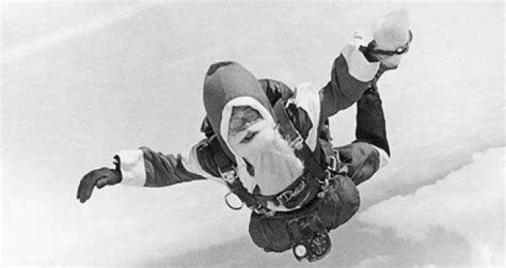 How Hundreds Of Kids Witnessed The "Death" Of Santa Claus After He Jumped Out Of A Plane