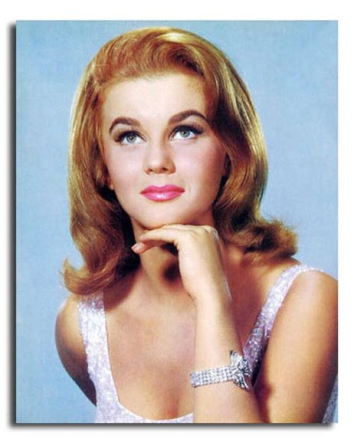 How tall is Ann Margret