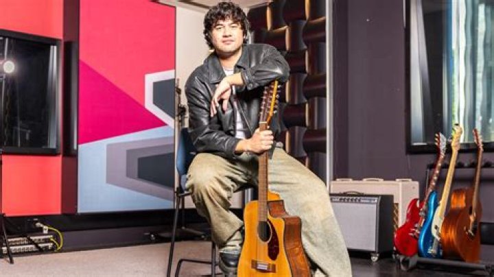 How tall is Calum Hood