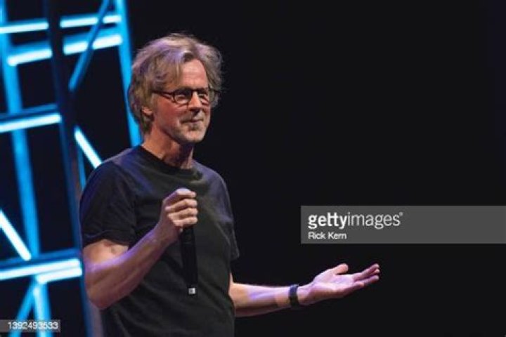 How tall is Dana Carvey