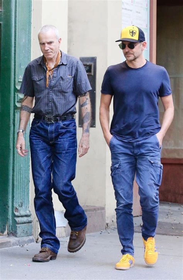 How tall is Daniel Day Lewis