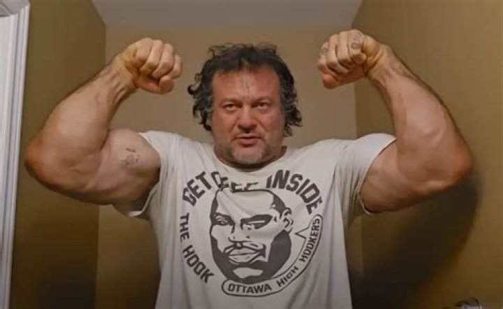 How tall is Devon Larratt