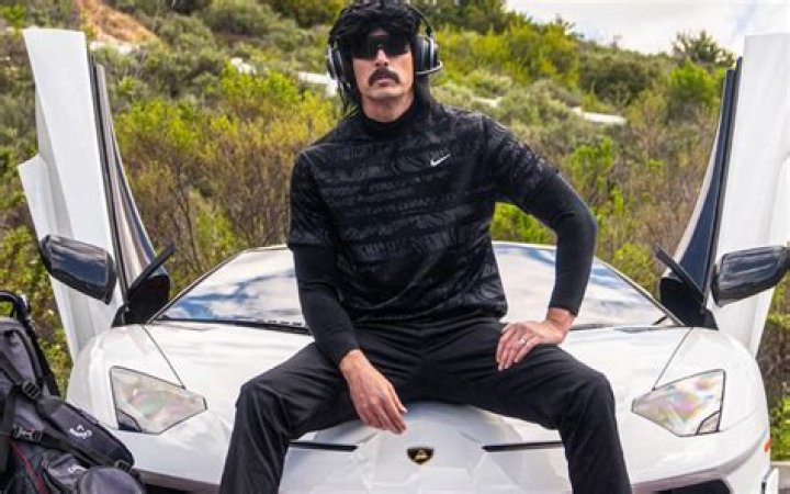 How tall is Dr. Disrespect