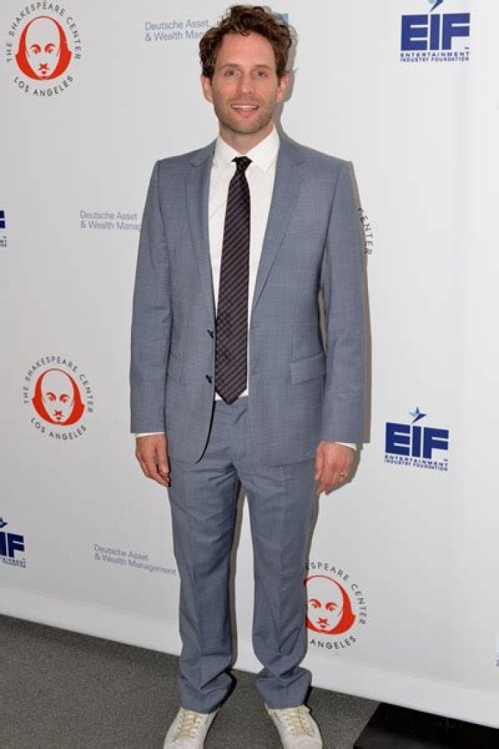 How tall is Glenn Howerton