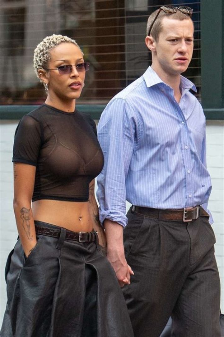 How tall is Joseph Quinn