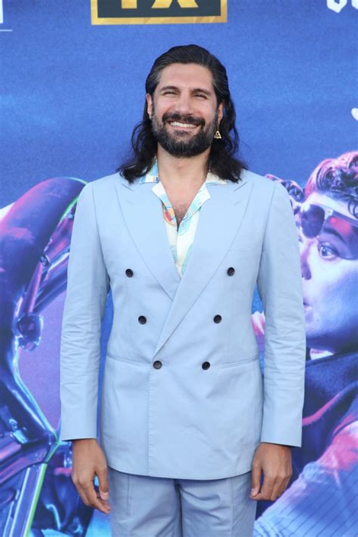 How tall is Kayvan Novak