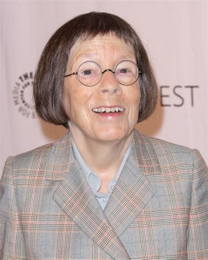 How tall is Linda Hunt