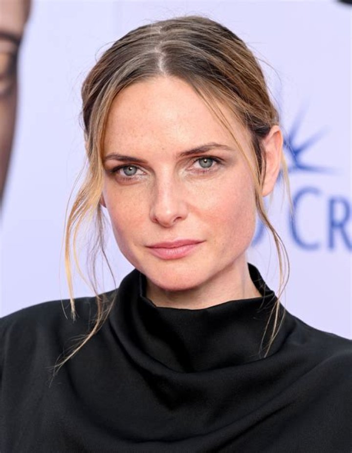 How tall is Rebecca Cartwright