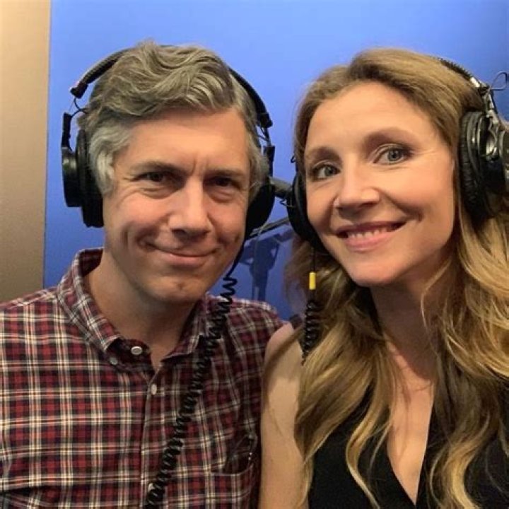 How tall is Sarah Chalke