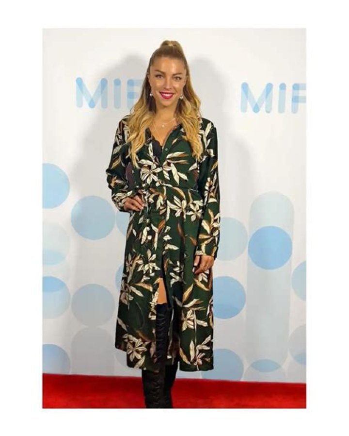 How tall is Teressa Liane