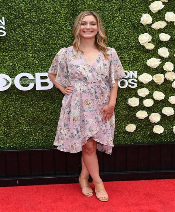 How tall is Zoe Perry