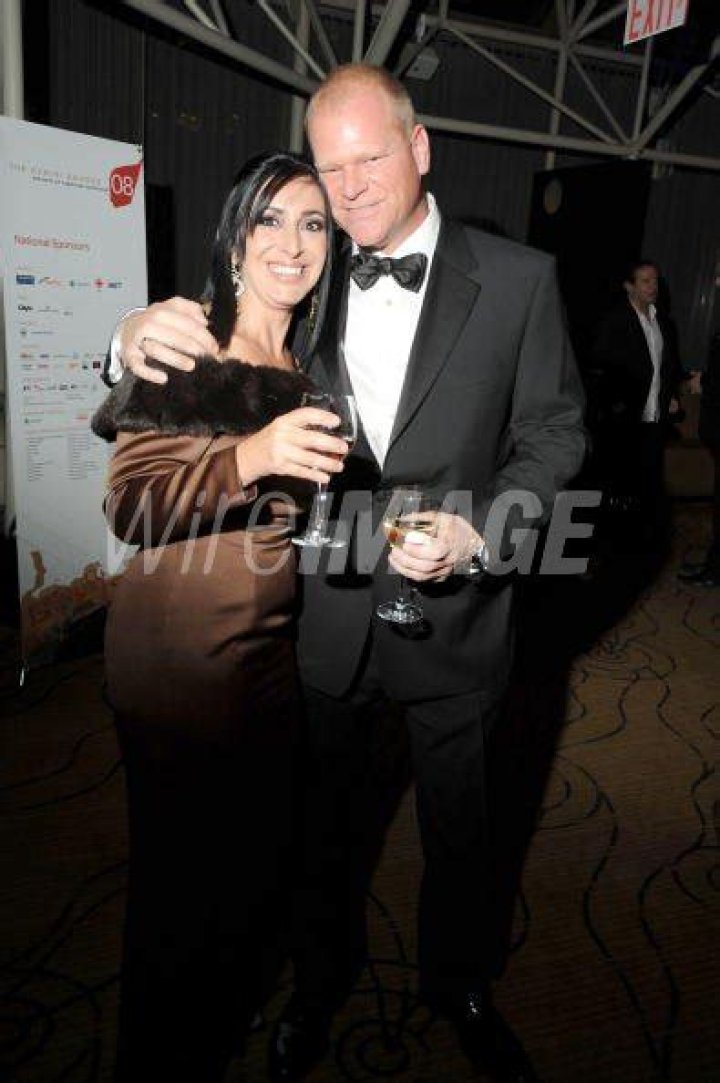 Is Mike Holmes Married To wife? Know about his Net Worth, Age.