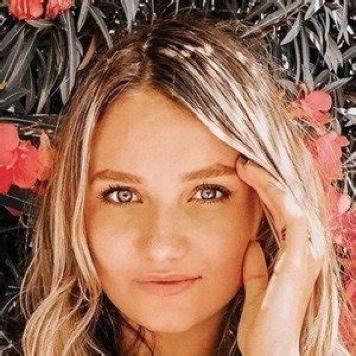 Jaine Nelson (YouTube Star) - Age, Birthday, Bio, Facts, Family, Net Worth, Height & More