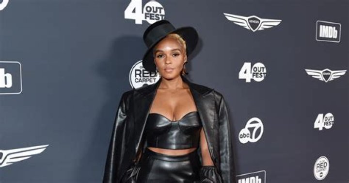Janelle Monáe Flashes Her Chest To Crowd On Stage, Social Media Gets Seriously Thirsty