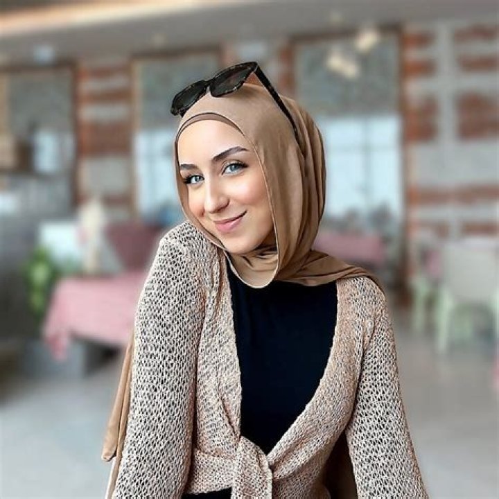 Jasmine Fares (Instagram Star) - Age, Birthday, Bio, Facts, Family, Net Worth, Height & More