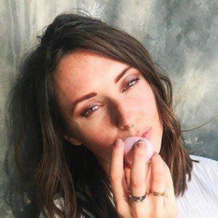 Jenna Rainey (Illustrator) - Age, Birthday, Bio, Facts, Family, Net Worth, Height & More