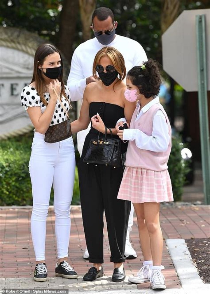Jennifer Lopez and Fiancé Alex Rodriguez Go Black Friday Shopping With Their Daughters