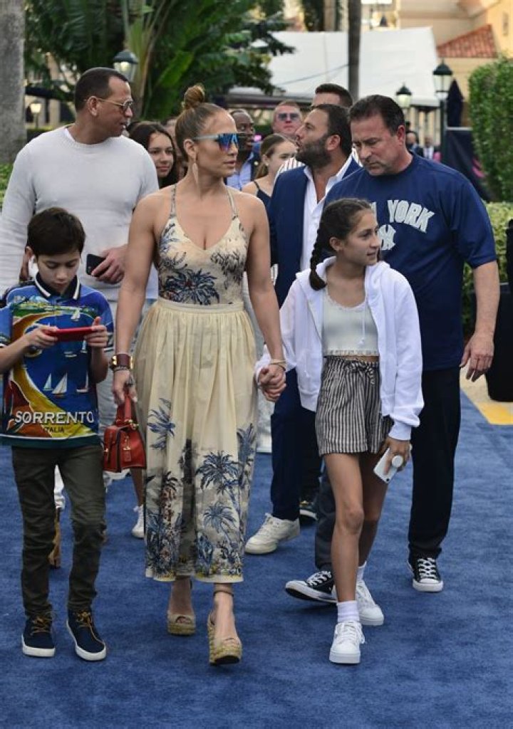 ¿Jennifer López tiene hermanos? – Celebrity.fm
